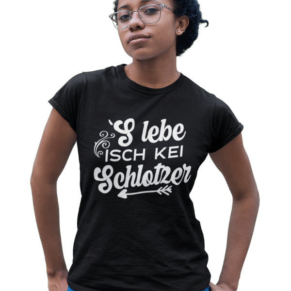 frau im studio mit brille und schwarzem shirt mit design das leben ist kein schlotzer alemannischer spruch