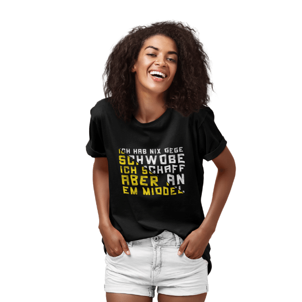 glueckliche frau im studio mit schwarzem t-shirt mit design ich hab nix gege schwobe