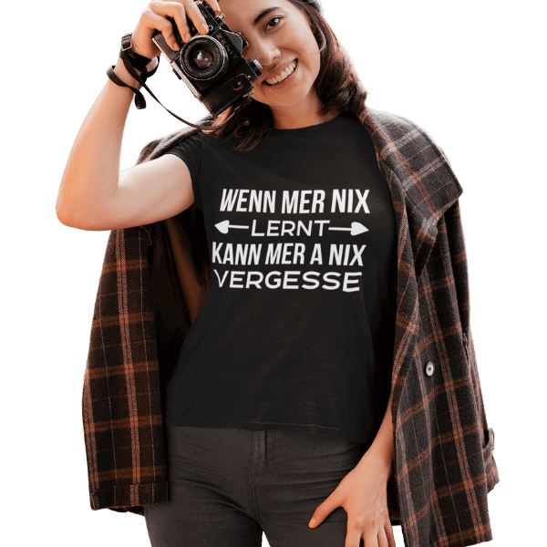 frau im studio mit einer kamera und schwarzem t-shirt mit wenn mer nix lern kann ma auch nix vergesse logo