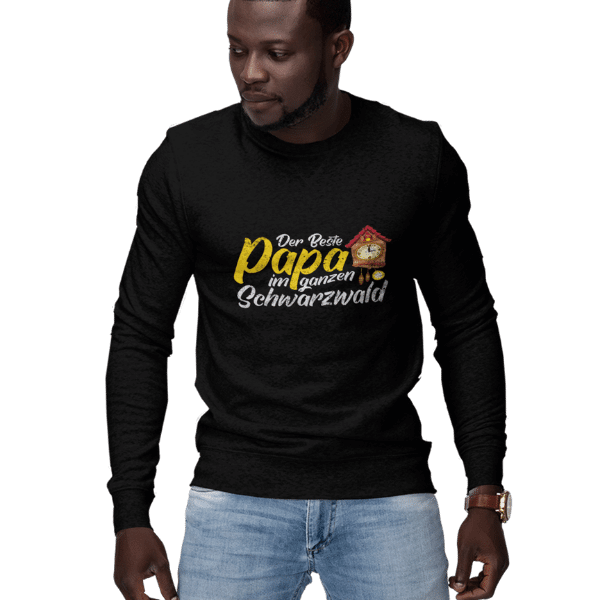 mann im studio mit schwarzem langarm shirt mit der beste papa im ganzen schwarzwald design
