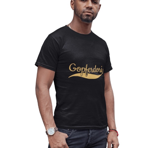 mann im studio mit schwarzem shirt mit aufdruck gopferdori alemannisch