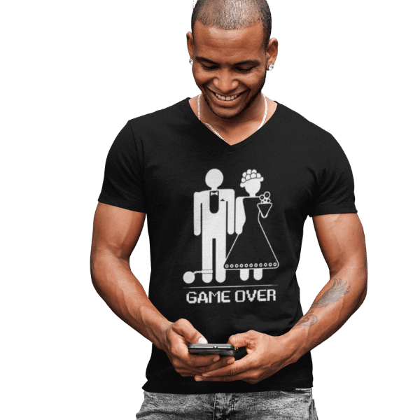 mann mit handy und schwarzem shirt mit junggesellenabschied im schwarzwald design
