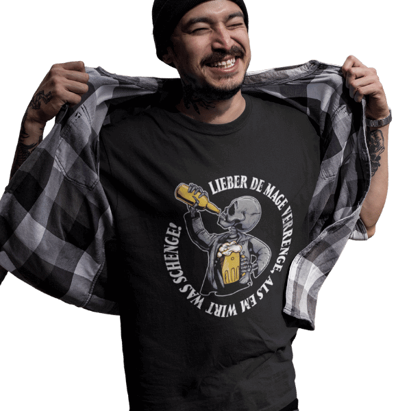 gluecklicher mann im studio mit kariertem hemd und schwarzem shirt mit logo lieber de mage verrenge als em wirt was schenge