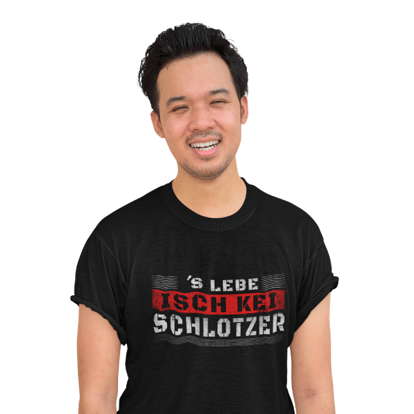 gluecklicher mann im studio mit schwarzem tshirt mit slebe isch kei schlotzer design