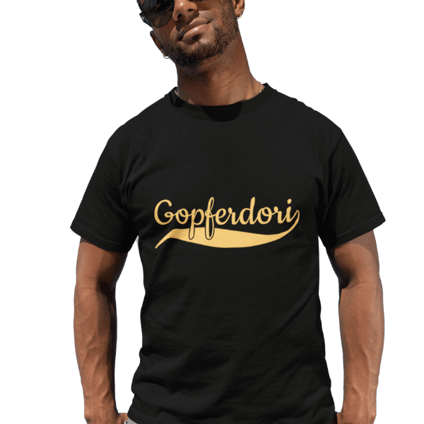 mann im studio mit sonnenbrille und schwarzem shirt mit gopferdori alemannisch bildmotiv