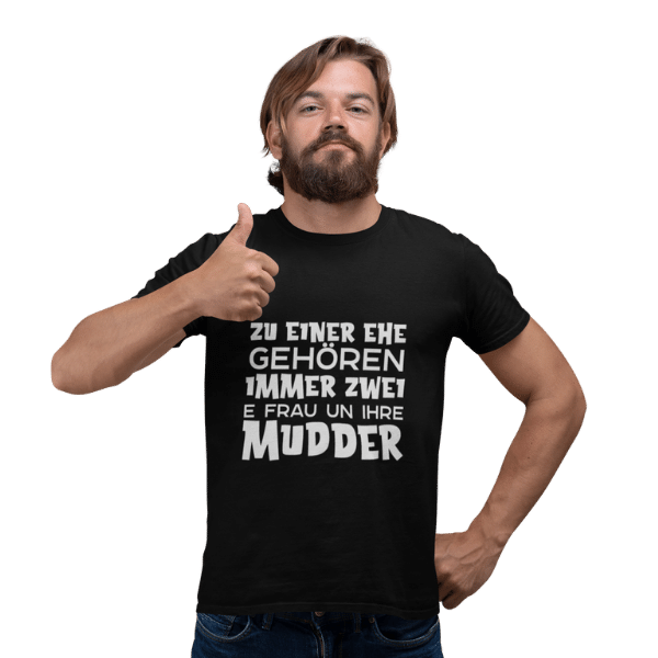 mann im studio mit bart und schwarzem t-shirt mit zu einer ehe gehoeren immer zwei design