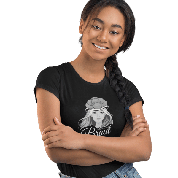 frau mit geflochtenem zopf im studio mit schwarzem t-shirt mit motiv schwarzwald braut mit bollenhut