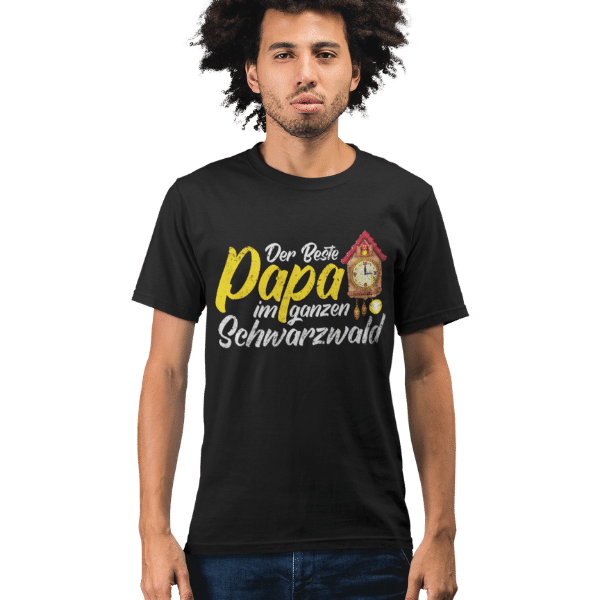 mann im studio mit locken und schwarzem shirt mit bildmotiv der beste papa im ganzen schwarzwald