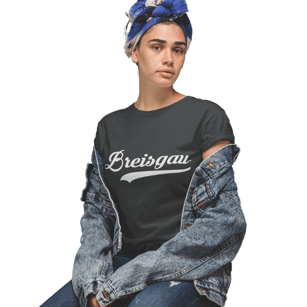 frau mit jacke und schwarzem t-shirt mit design breisgau