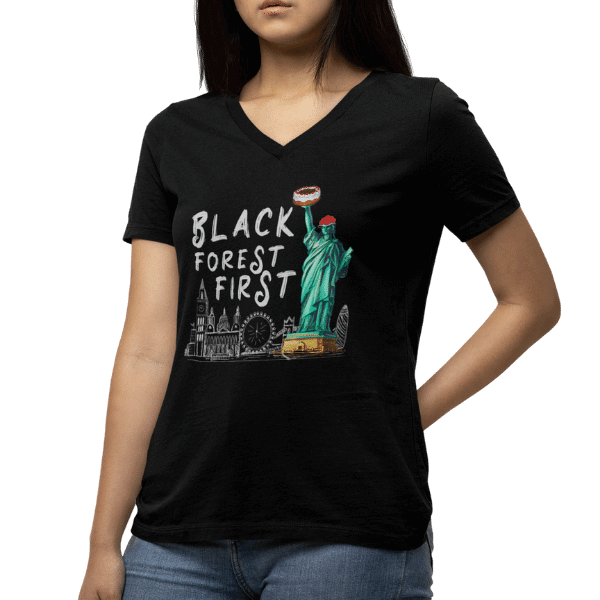 oberkoerper einer frau mit schwarzem t-shirt mit logo schwarzwald freiheitsstatue black forest first