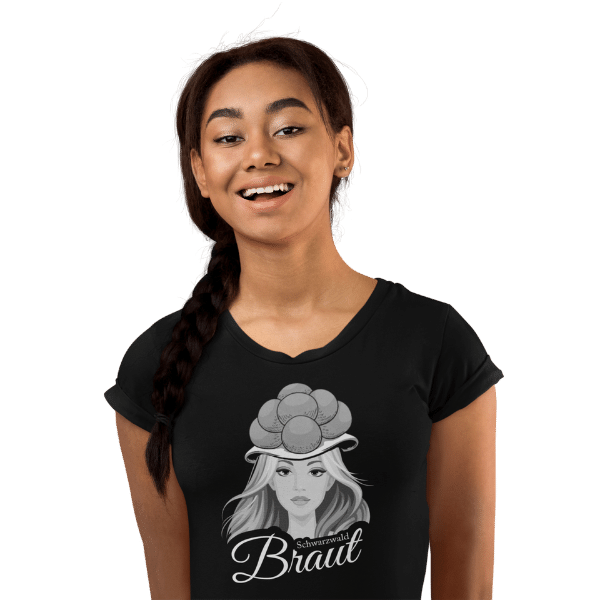 glueckliche frau im studio mit schwarzem t-shirt mit aufdruck schwarzwald braut mit bollenhut