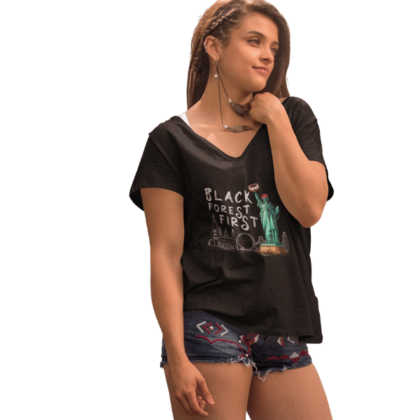 frau im studio mit schwarzem v-ausschnitt t-shirt mit schwarzwald freiheitsstatue black forest first design