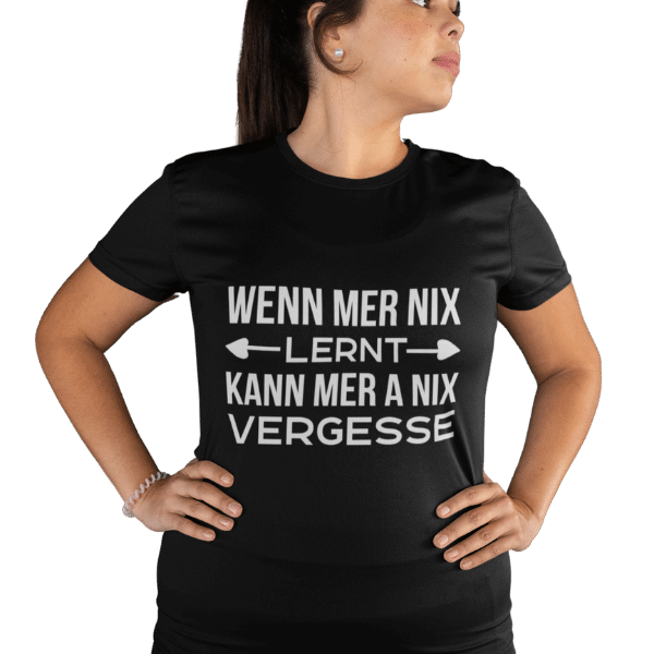 frau im studio mit schwarzem t-shirt mit design wenn mer nix lern kann ma auch nix vergesse