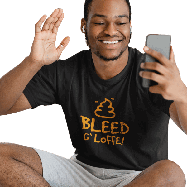 gluecklicher mann mit handy und schwarzem t-shirt mit bleed gloffe design