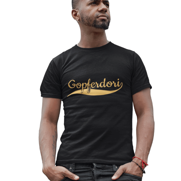 mann im studio mit schwarzem shirt mit gopferdori alemannisch design