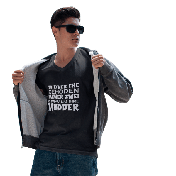 mann im studio mit jacke, brille und schwarzem shirt mit bildmotiv zu einer ehe gehoeren immer zwei