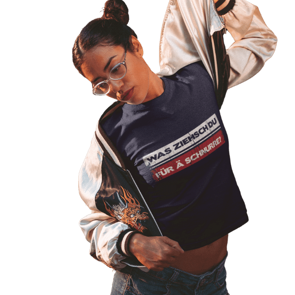 frau mit brille und schwarzem shirt mit was ziehsch du fuer ae schnurre design