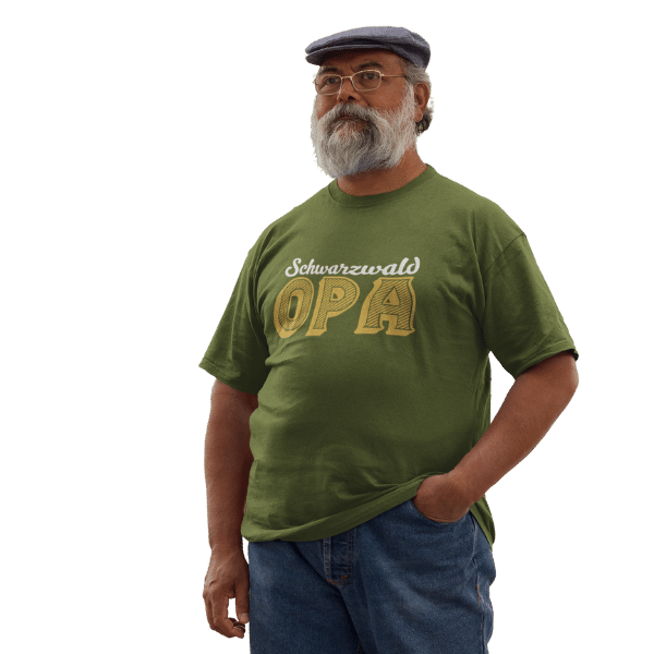 mann mit bart und gruenem shirt mit logo opa aus dem schwarzwald