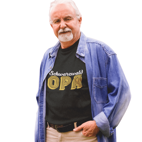 mann mit weissem bart hemd und schwarzem t-shirt mit opa aus dem schwarzwald motiv