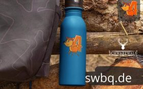 blaue trinkflasche mit bildmotiv 4. geburtstag schwarzwald