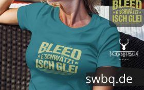frau mit blauem shirt mit badisch bleed gschwaetzt motiv