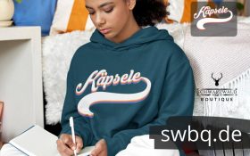 frau auf dem sofa mit blauem hoodie mit logo kaepsele