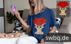 blonde frau mit baby sie traegt ein blaues tshirt mit schwarzwald baby mit bollenhut logo