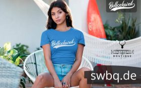 frau mit blauem t-shirt mit motiv bollschweil