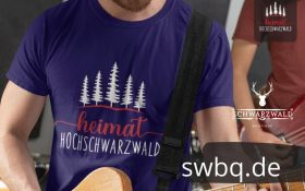 mann mit guitarre und blauem shirt mit heimat hochschwarzwald logo