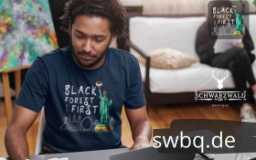 baertiger mann mit blauem shirt mit motiv schwarzwald freiheitsstatue black forest first