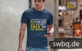 mann mit handy und blauem shirt mit logo ich hab nix gege schwobe