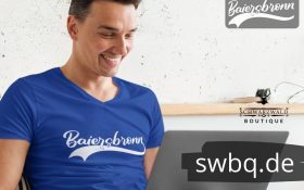 mann mit laptop und blauem t-shirt mit baiersbronn design