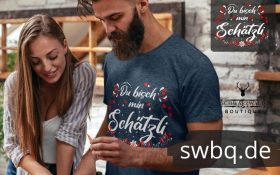 mann und frau gemeinsam in der kueche mann mit blauem t-shirt mit motiv du bisch min schaetzli