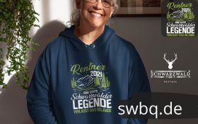 frau mit blauem hoodie mit schwarzwald rentner 2021 logo