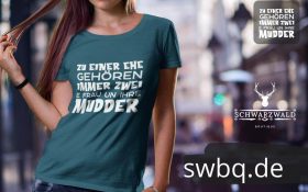frau mit blonden langen haaren und blauem shirt mit zu einer ehe gehoeren immer zwei logo