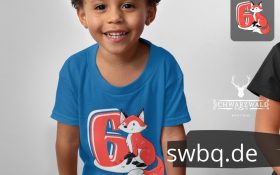 junge im studio mit blauem t-shirt mit motiv 6. geburtstag schwarzwald