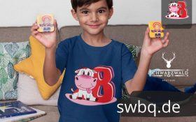 junge im wohnzimmer mit blauem shirt mit aufdruck 8. geburtstag schwarzwald