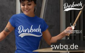frau mit schlagzeug und blauem tshirt mit durbach design