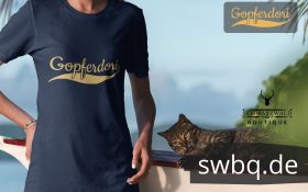 oberkoerper einer frau mit katze und blauem t-shirt mit design gopferdori alemannisch