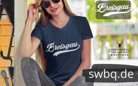 frau mit hut, sonnenbrille und blauem v-ausschnitt t-shirt mit breisgau motiv