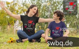 frau mit kind auf der wiese beide mit tshirt mit schwarzwald schaetzli motiv