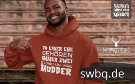 mann mit braunem hoodie mit bildmotiv zu einer ehe gehoeren immer zwei