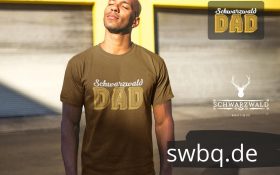 mann mit braunem t-shirt mit bester dad im schwarzwald