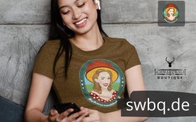 glueckliche frau mit braunem shirt mit design schwarzwaldmarie emma mit bollenhut