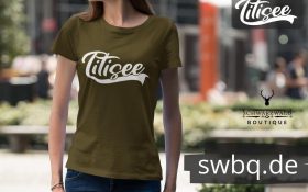 frau mit gruenem tshirt mit motiv titisee