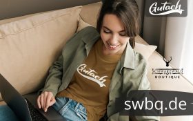 frau auf dem sofa mit braunem tshirt mit gutach motiv