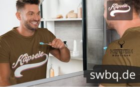 mann im badezimmer mit braunem t-shirt mit bildmotiv kaepsele
