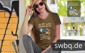 frau mit hut und sonnenbrille und gruenem t-shirt mit echter schwarzwaelder logo