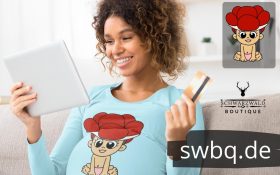 schwangere frau auf dem sofa mit hellblauem langarm t-shirt mit aufdruck schwarzwald baby mit bollenhut