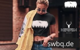 blonde frau auf der strasse mit kurzem schwarzem tshirt mit black forest wildness motiv